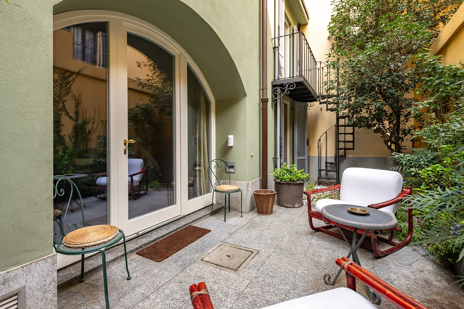 Vista d'insieme del loft con giardino privato zona Arena Milano