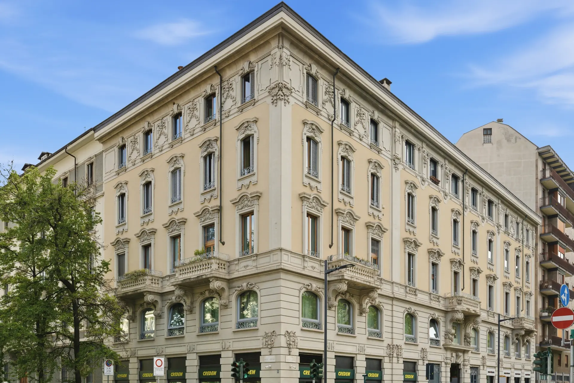 Facciata di palazzo d'epoca in stile Liberty con decorazioni floreali in Corso Sempione Milano