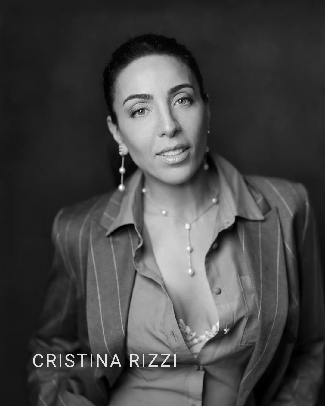 Ritratto in bianco e nero di Cristina Rizzi, agente immobiliare di Liberty House Milano