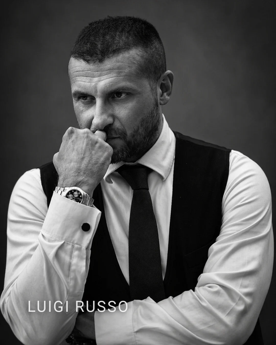 Ritratto in bianco e nero di Luigi Russo, agente immobiliare di Liberty House Milano