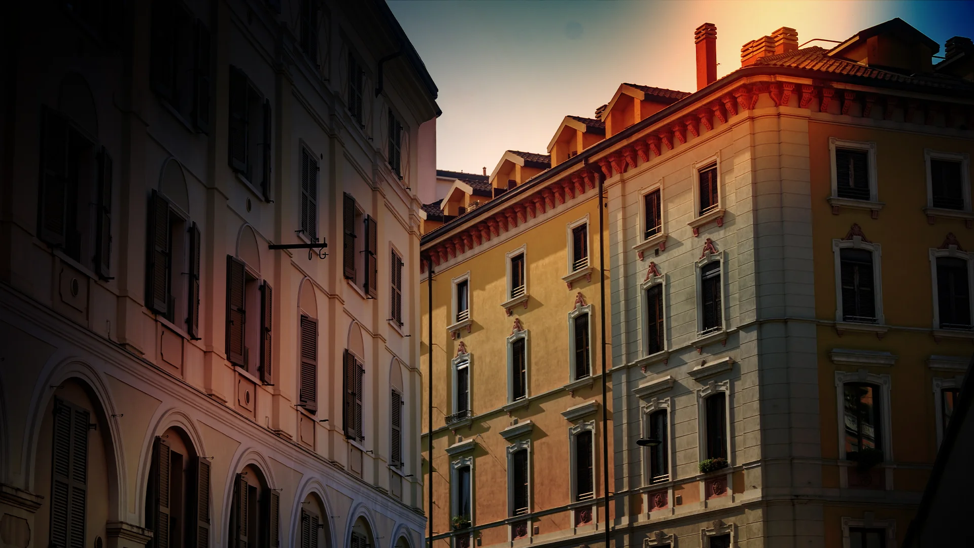 Facciata di palazzo storico a Milano centro con architettura elegante e luce calda