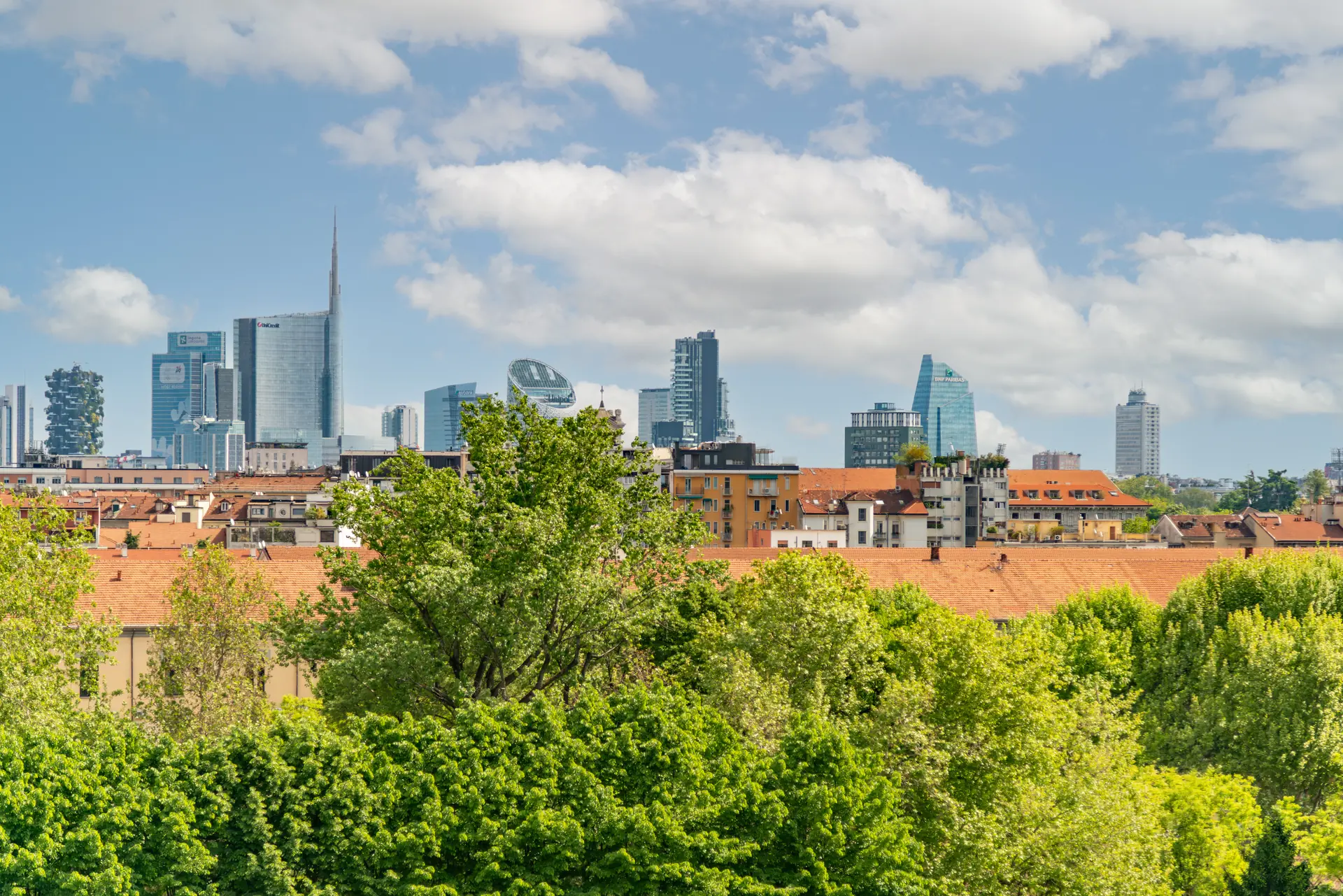 Vista panoramica sullo skyline di Porta Nuova con UniCredit Tower e Bosco Verticale da Via Rossetti Milano