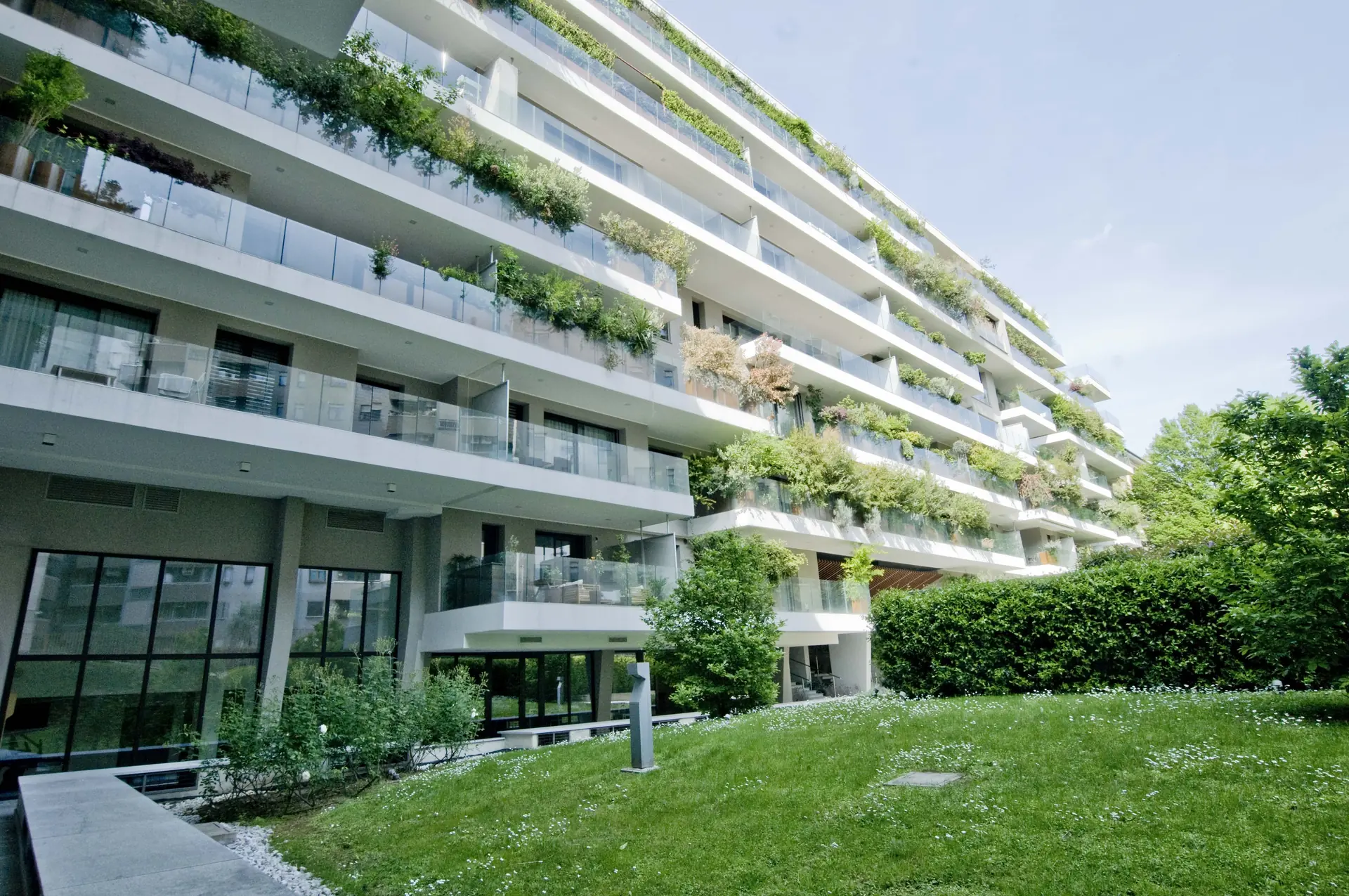 Facciata della residenza contemporanea con balconi e giardini pensili in zona Brera Milano